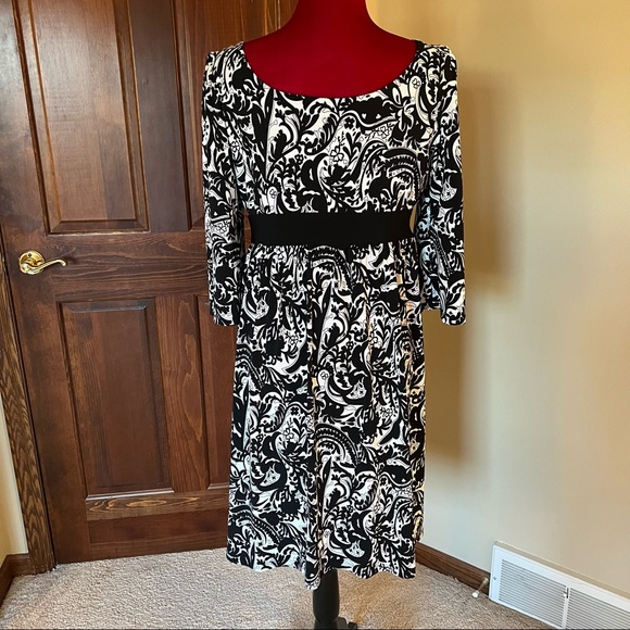 Empire waist dress with mini bell sleeves - Picture 3 of 11